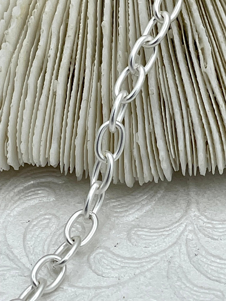 Small Cable Chain Smooth Oval sold by the foot. 3.5mm x 5mm. Wire 1mm. Electroplated base metal, 6 finishes available. Fast ship